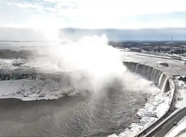 美国冬季风暴下美丽的尼亚加拉冰瀑布(多图)