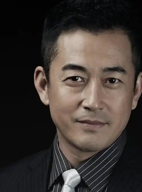 国家一级演员王志飞一生愧对聋哑父母,当众大骂前妻儿子没出息