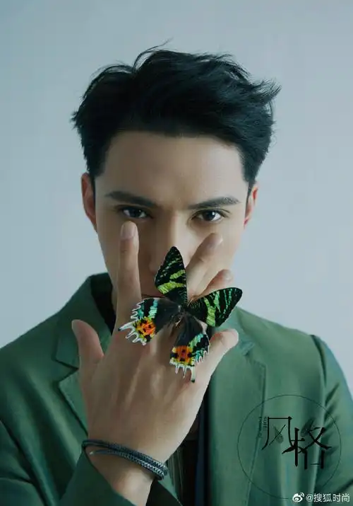 立体的五官,深邃的眼神,带来果断凌厉的气质