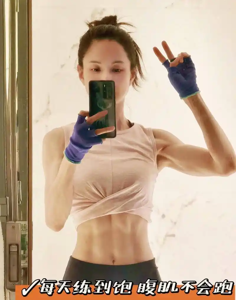 最美"小龙女"吃路边摊,马甲线吸睛,被小女孩叫姐姐露笑容