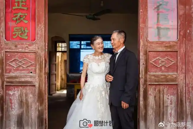 "    在湖北潜江金星村,一扇斑驳的木门前,一对古稀之年的老人正在