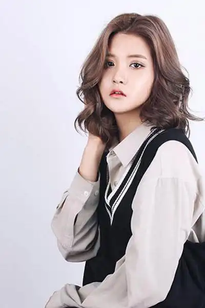 这款发型是中卷发中分,适合发量多的女生,头发完全拨开,露出整个额头.