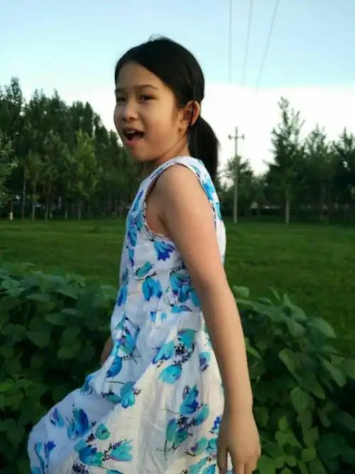这个小姑娘今年已十岁啦,我是看着她一天天长大的.