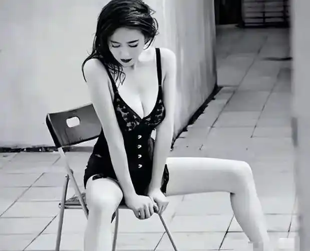 左小青有多迷人?当她穿着清凉下水那一刻,网友:真是人间尤物