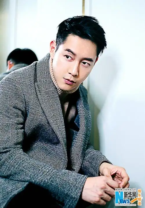 陈正飞曝秋日大片 眼神深邃显暖男气质 (4)