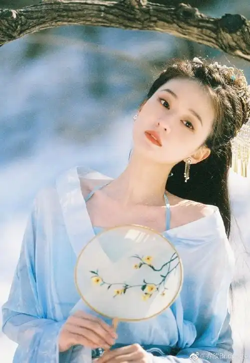乔欣分享古装写真大片 穿蓝衣雪地中手持团扇仙气十足_光芒时尚