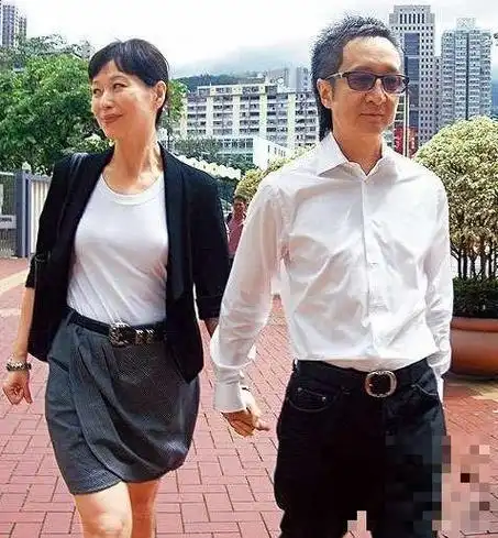 三叔在这段婚姻里前前后后被证实出轨8次,全都有证有据.