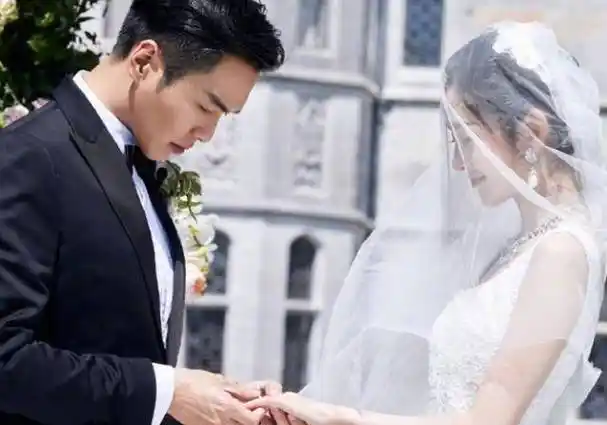 两人越来越像了_女生_张若昀_黑色