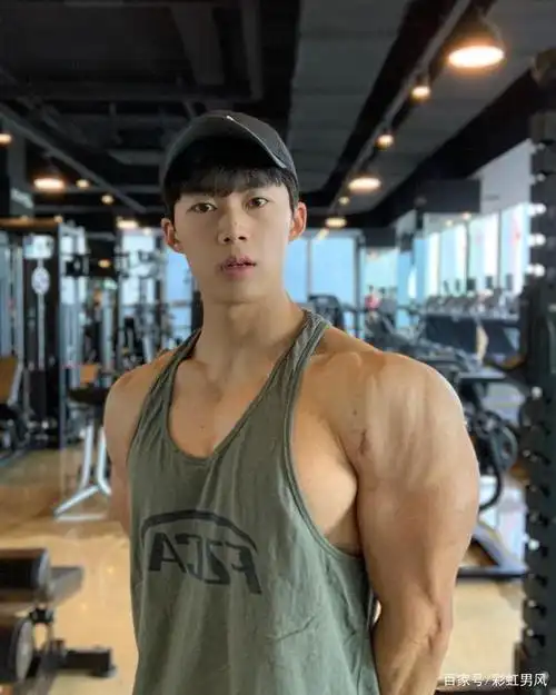 男风图鉴:摩羯座健身小鲜肉,拥有粗壮肱二头肌!