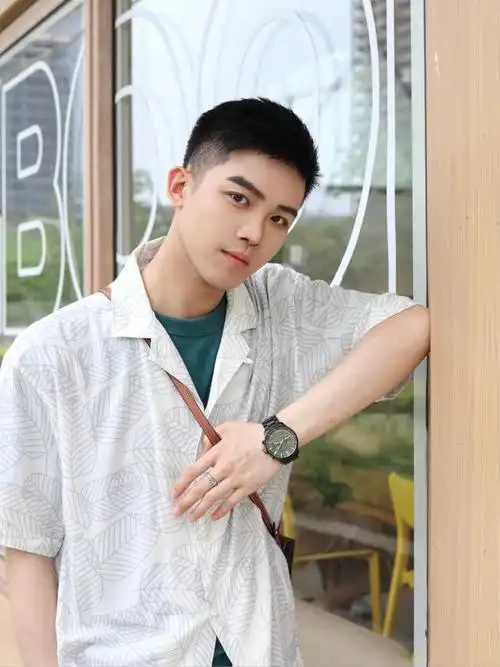 2021夏季三款流行的男生短发-男生短发-帅哥发型网