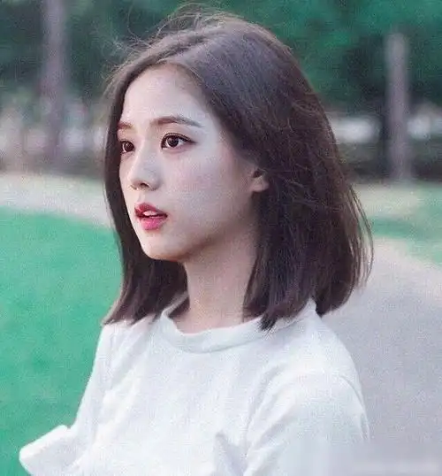 金智秀(jisoo)曾经向粉丝透露过自己想剪短发,她还演示了剪短发牡