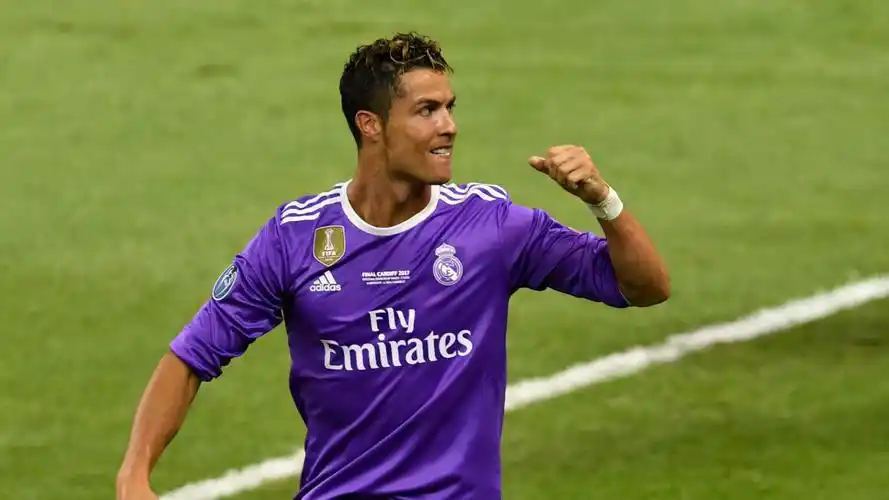 体坛名场面|c罗双响!皇马破欧冠卫冕魔咒:4-1完胜尤文捧杯