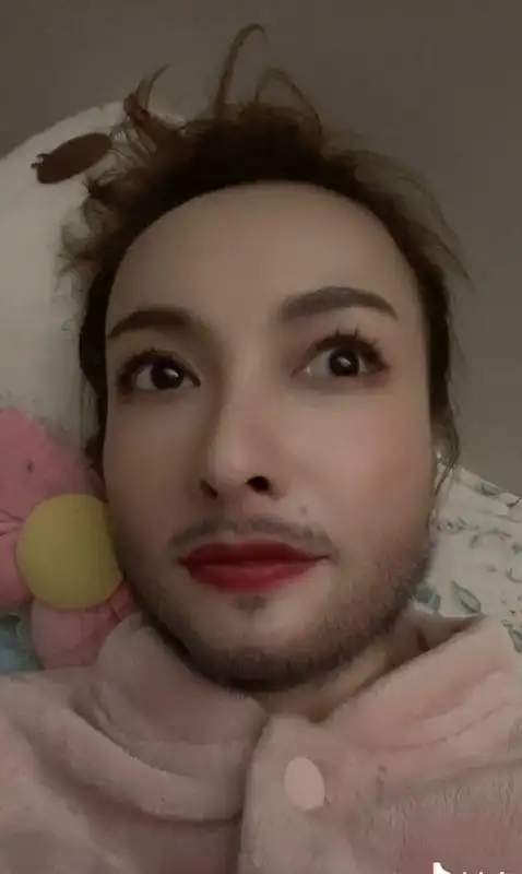 【38岁吴昕趴地扮丑被指不走心,深夜晒搞怪胡渣照,网友:恋爱了?