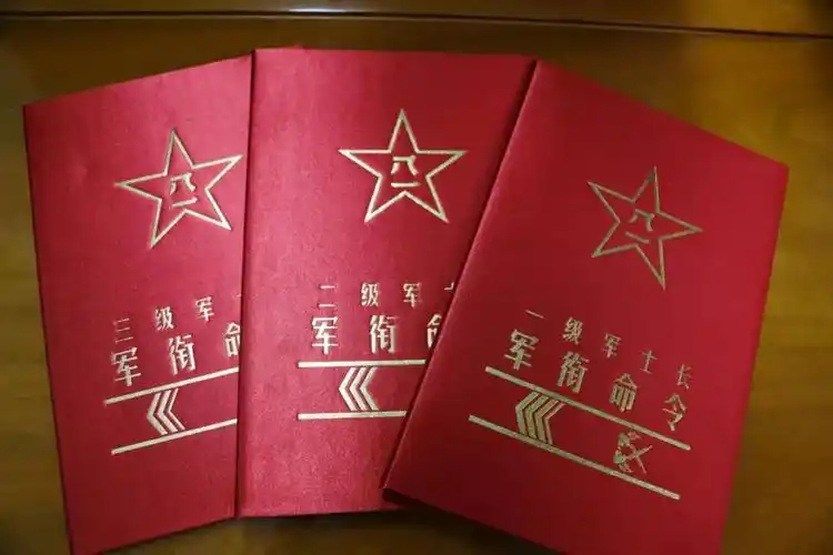最新空军肩章(中部战区空军某基地组织高级士官晋升军衔仪式:肩章多一
