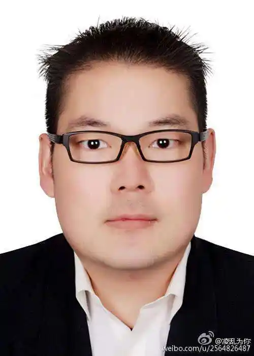 减肥前的证件照减肥后的证件照两张证件照前后相差相隔5个月左右时间