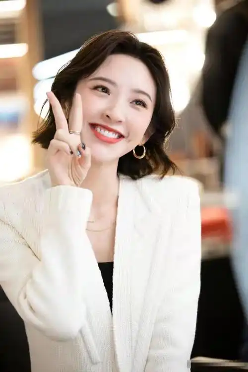 【一点资讯】唐艺昕罕见短发亮相,西装配短bra好帅 颜值"逆天" www.