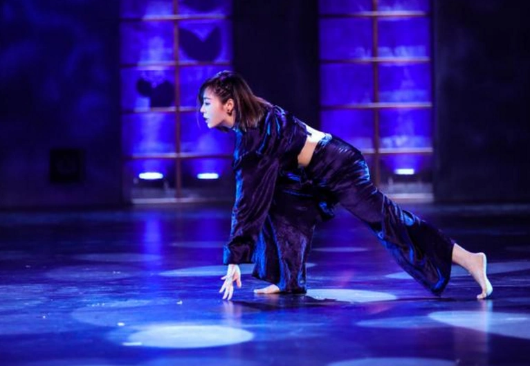 张靓颖《新舞林大会》展示爵士舞魅力,网友:跳的毫无瑕疵!