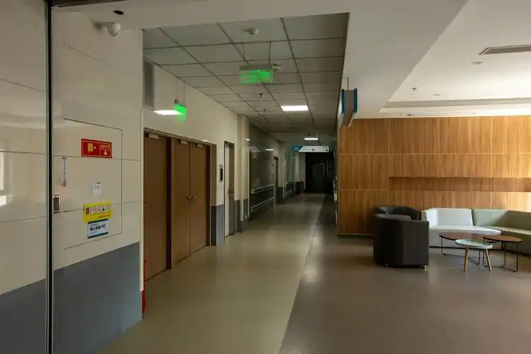 你发现了吗唯医骨科医院每个走廊都设计有扶手