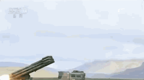 远火分队连续射击多弹种对模拟装甲集群,导弹发射架等进行多目标精确