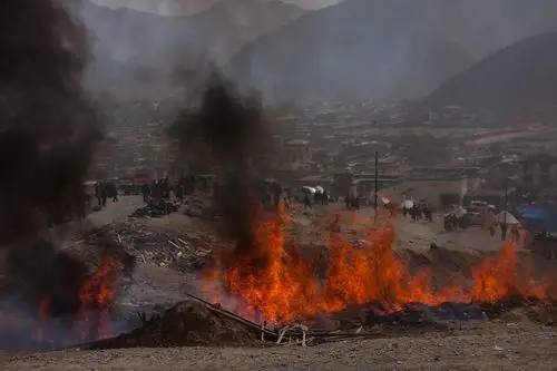 玉树地震遇难者千人火葬现场图