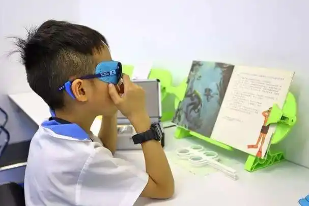 弱视孩子在12岁之前被发现,可以治好!那没被发现的孩子会怎样