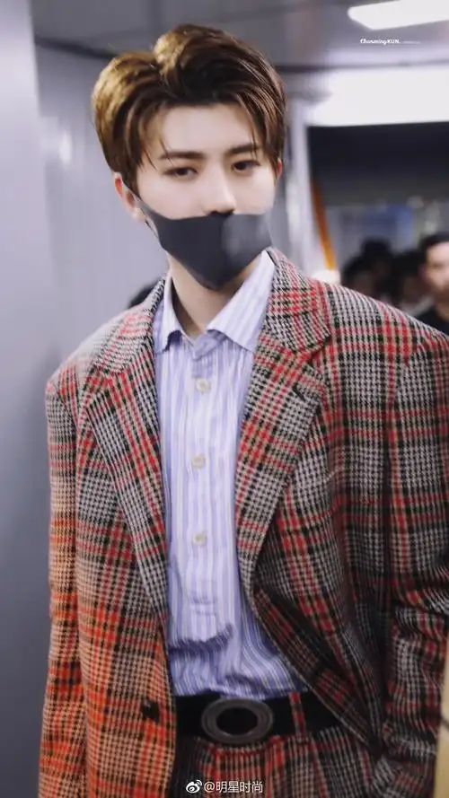 11月29日,蔡徐坤现身上海机场,他身着格纹西装,身材高挑清爽干练