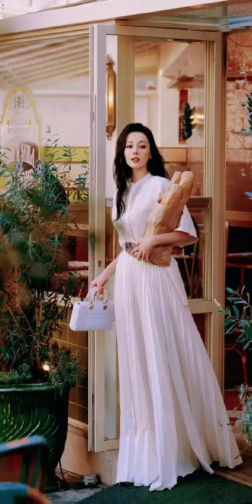 迪丽热巴白玫瑰美女##迪丽热巴捧花浅笑