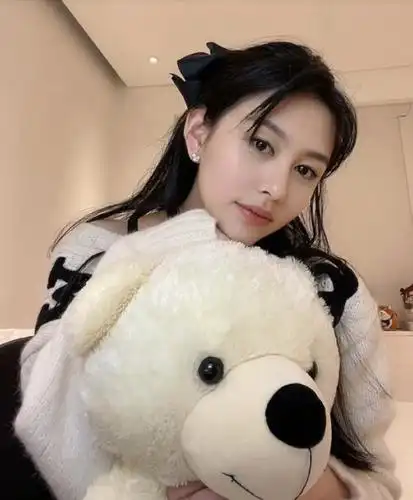 邱淑贞女儿晒美照拉下衣领半露香肩耳朵上一颗钻石太耀眼