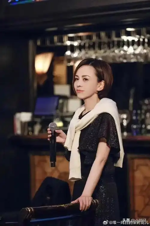 53岁雪姨王琳现身长沙录制浪姐金色短发干练利落气场强大