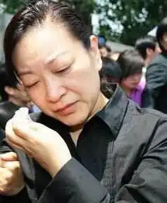 曾经央视著名主持人的夫人,改嫁富豪,儿子巨胖