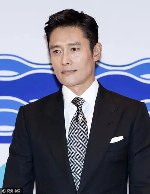 李秉宪黑色西装搭千鸟格领带 压花皮鞋尽显熟男魅力