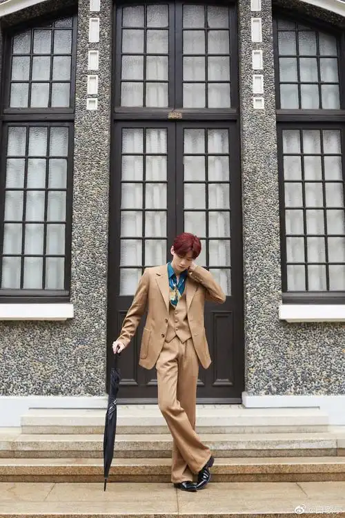 发布一组白敬亭最新写真照片,白敬亭身穿白色运动装在泳池中湿透全身