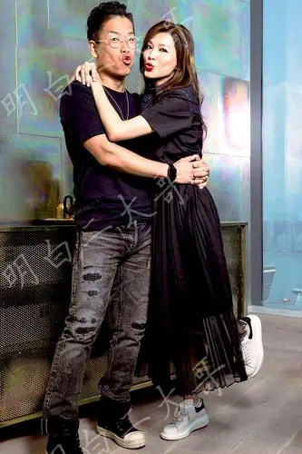 香港影星林晓峰与相伴18年的妻子离婚,试问相爱多久才能厮守一生