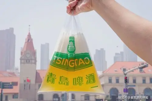 来青岛,一定要打一袋袋装啤酒,边走边喝,这才是夏天最好的模样.