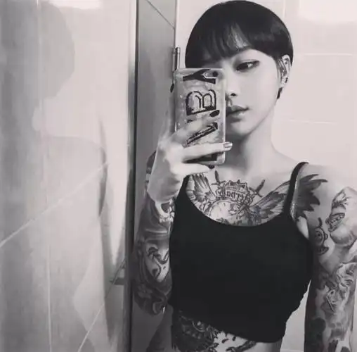 超短发与纹身更配哦