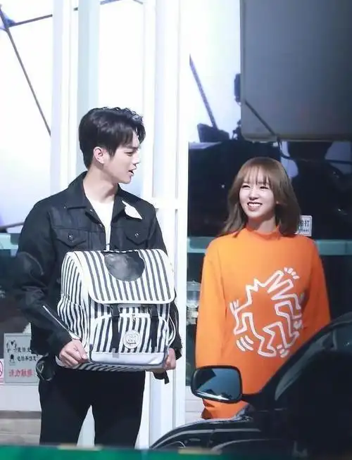 程潇许凯新戏路透照,两人牵手画面太甜,女方笑得合不拢嘴