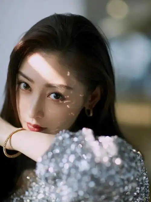 张天爱的五官明艳又大气,英气不失甜美,一眼就能看到的大美女长相!