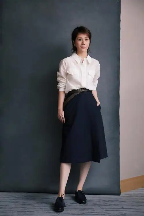 44岁海清田园生活照,穿白衬衫扎马尾美如画,行走郊外清新淡雅