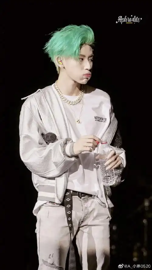 m to w#小鬼喝水的时候喜欢嘟嘴巴,奶fufu的好可爱@小鬼-王琳凯