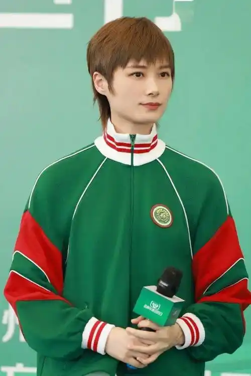 吴磊被碰瓷?李宇春压后辈?张雪迎为爱退圈?姨太问答_评论_热度_圈子