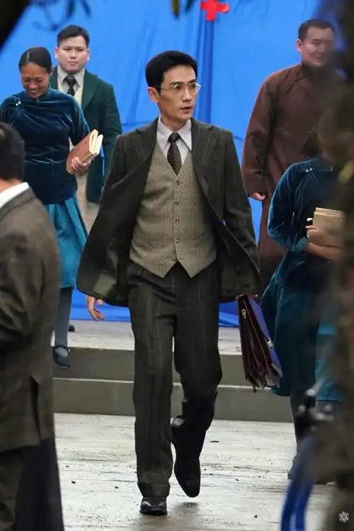 朱一龙新剧「叛逆者」高清路透照放出,民国风   银丝眼镜   西装三