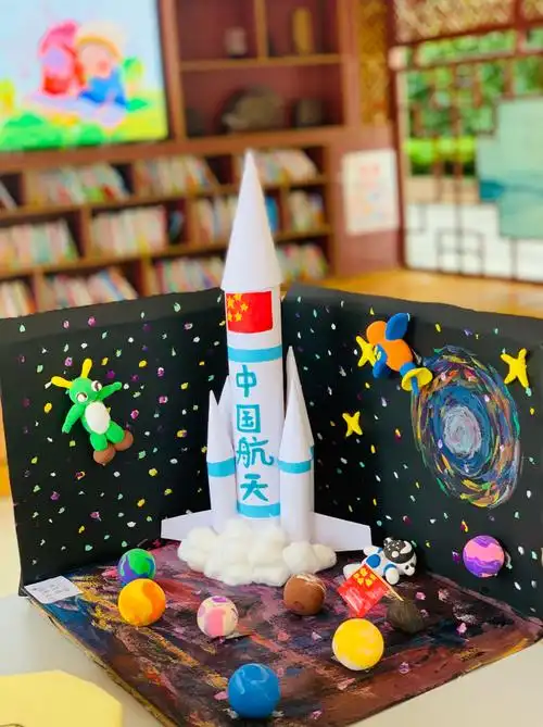 纸巾筒芯变身航天火箭南宁市秀安路小学的环保活动有益又有趣