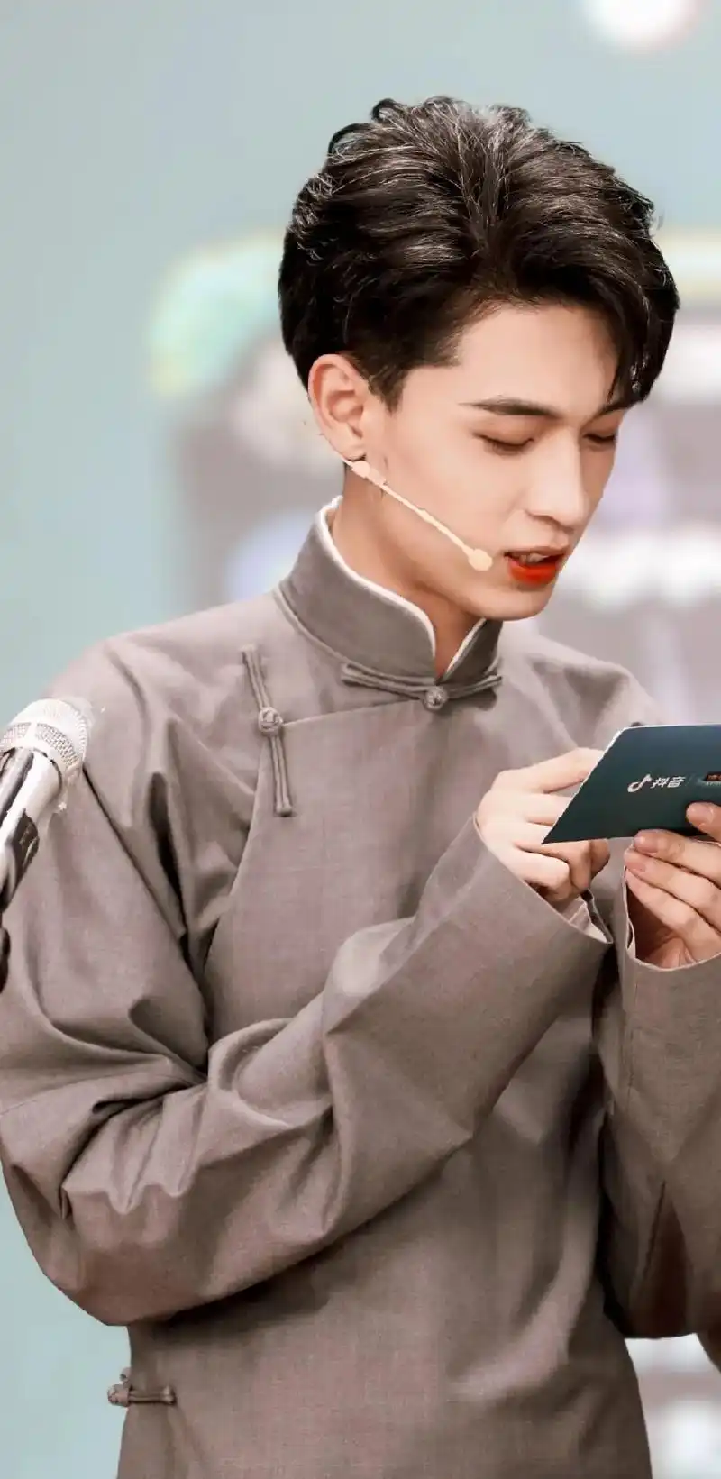 秦霄贤 一切顺利!#修图 #壁纸 #让我们形影不离 #只有 - 抖音