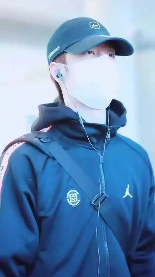 王一博现身机场口罩遮面难掩高颜值网友帅的不像话啊