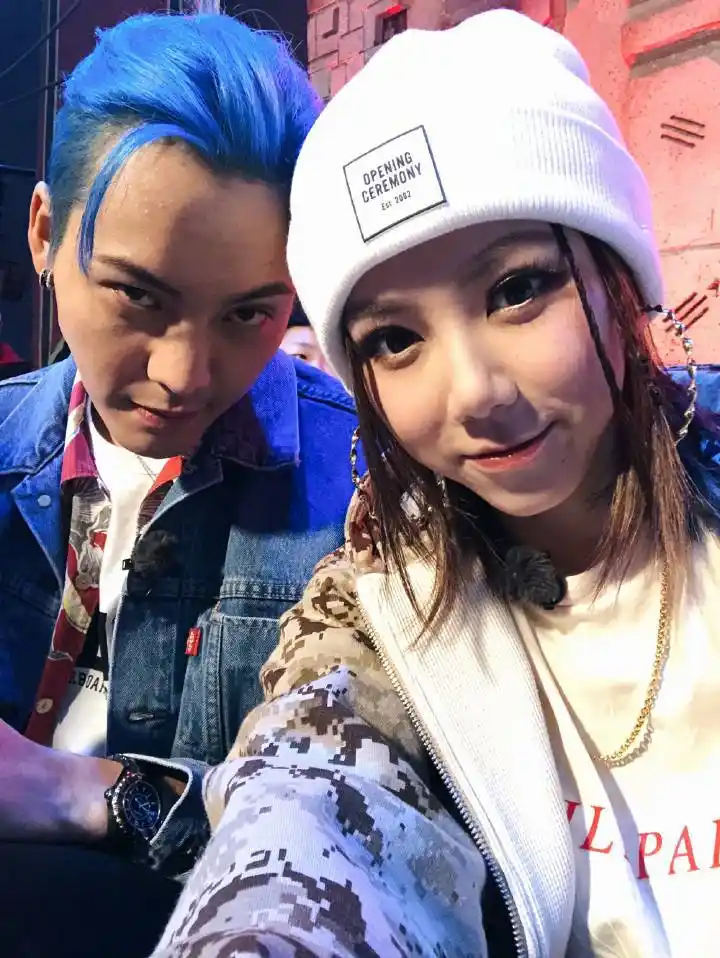 邓紫棋为陈伟霆战队呐喊助阵,而陈伟霆则第一时间回复了邓紫棋