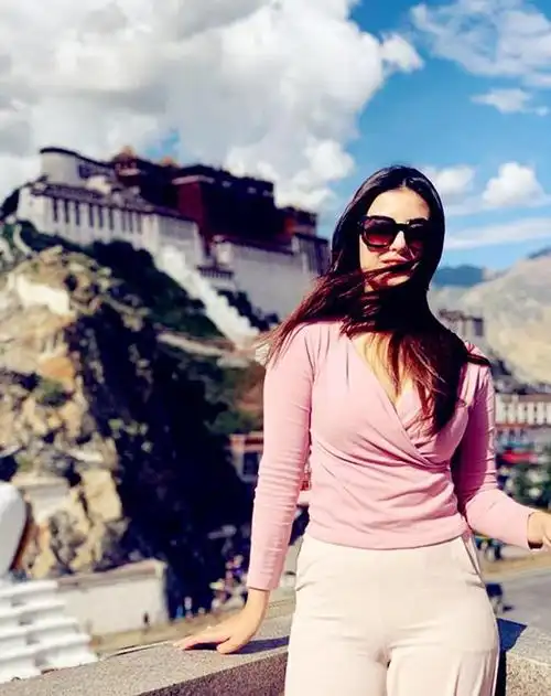 尼泊尔很远,远在喜马拉雅的山脚下,形同陌路.