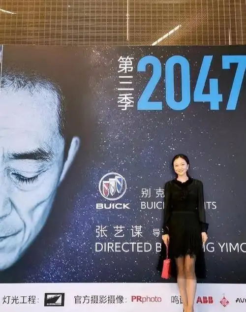 张艺谋38岁妻子近照曝光颜值不输女星