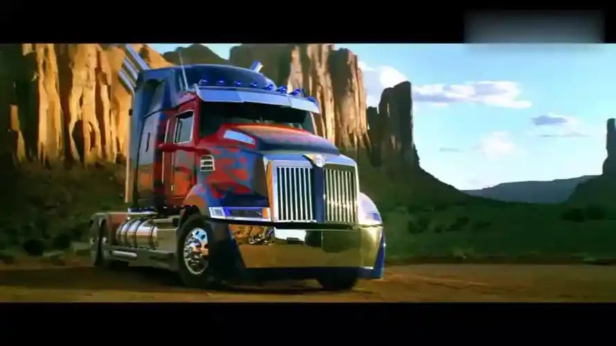 变形金刚精彩片段擎天柱霸气归来破败卡车一秒变新车太酷了