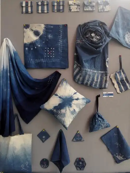 展示的手工扎染实物作品来自河南工程学院国际教育学院视觉传达设计