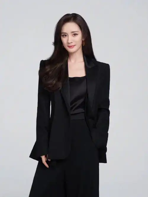 杨幂一身干练的黑色西装造型,又a又飒,温柔知性,自信优雅,期待幂幂新